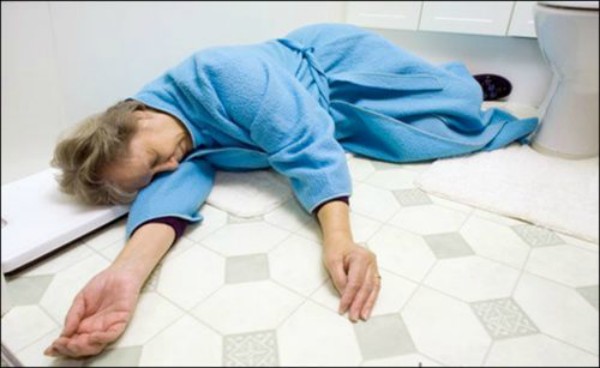 Người có tiền sử bệnh tim mạch, huyết áp, tiểu đường dễ đột quỵ khi trời lạnh. (Ảnh: baomoi.com)